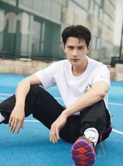 看他用白袜包黑裤脚后,终于明白了_look_长裤_邱泽