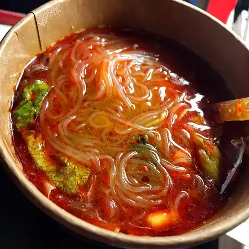 寒冷的冬季,来点酸辣粉更尽兴,吃一口就戒掉的美食