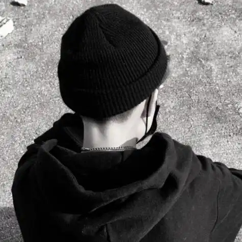 唯美男生头像侧面帅气,给人一种静谧而唯美的感觉