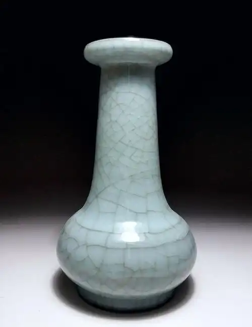 南宋官窑弦纹长颈瓶