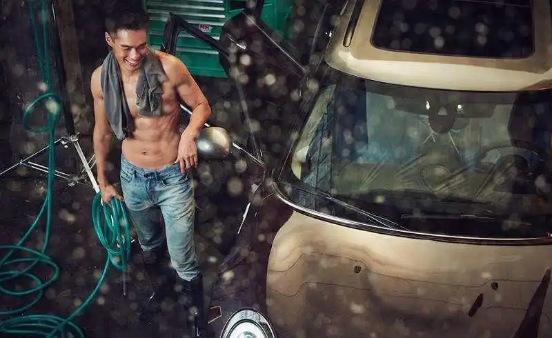 杨佑宁冲浪秀肌肉不算啥22岁露肉就一炮而红迷妹又迷弟