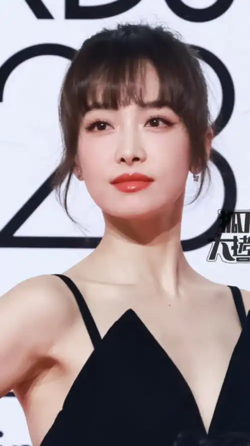 很多人都敢说 宋茜今天整个状态好到爆炸生图特写也秒了 今天的妆也好