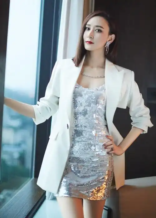 胡静亮片短裙唱跳活力满满分享突破自我设限