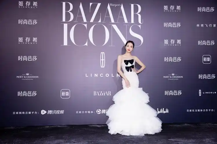 3月31日,宋茜出席时尚芭莎年度派对,获得"魅力icons"荣誉称号,持续