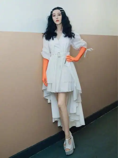 范冰冰又现艺术式造型白色连衣裙配橘色手套橘色妆容好美