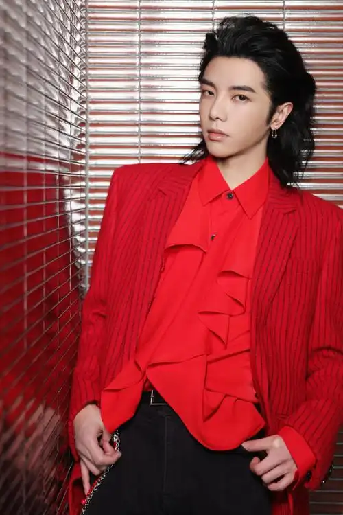 华晨宇红西装墨镜大片##华晨宇红色西装造型大片