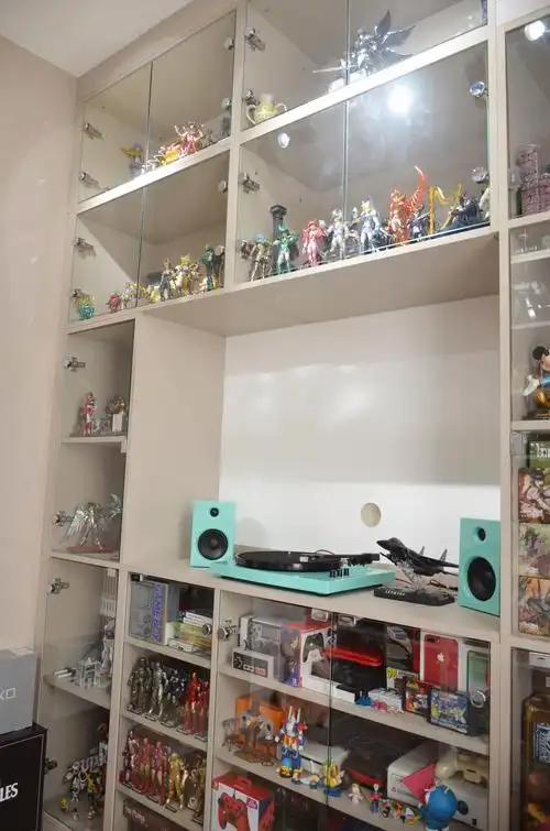 书房改成模型屋,拆掉原书房非承重墙,扩大过道,设计整面展示柜,邑藏