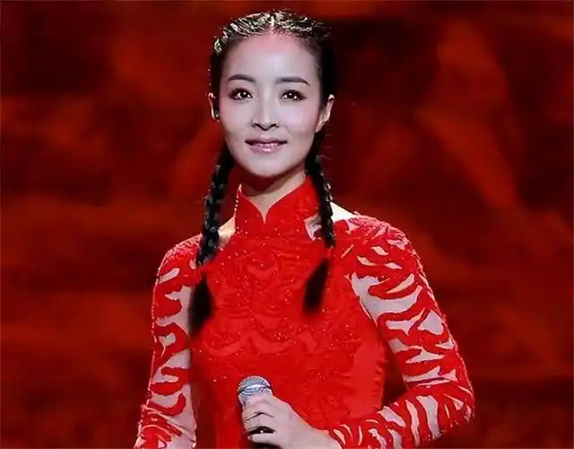 王小妮,被姐姐王二妮带进圈,气质有加_音乐节_陕北_延安