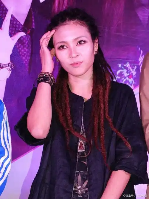 毕夏丧夫后首露面,身形消瘦显憔悴,老公刚去世就开演唱会引热议