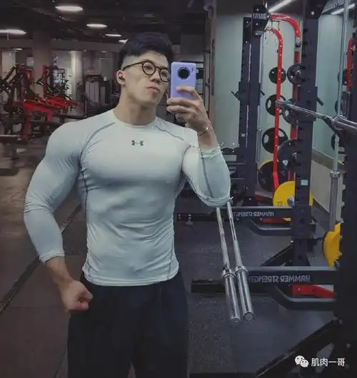 185cm新疆肌肉男引发舔屏实力藏不住了