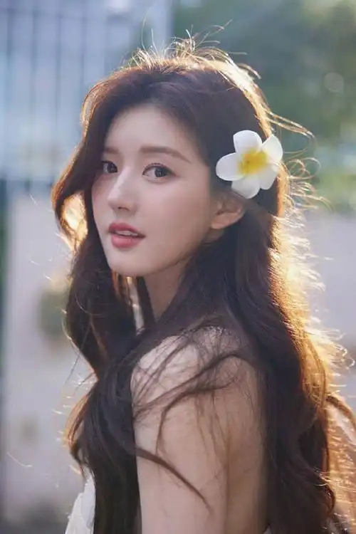 阳光治愈!赵露思七夕美照头戴鲜花笑容甜美沁人