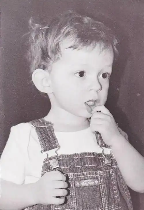 下面我们的竞猜继续: 这个吃手的小正太是谁呢?