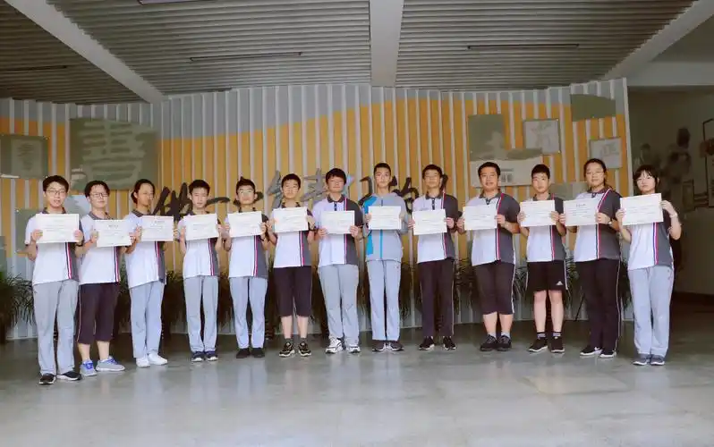 一等奖获奖学生合影