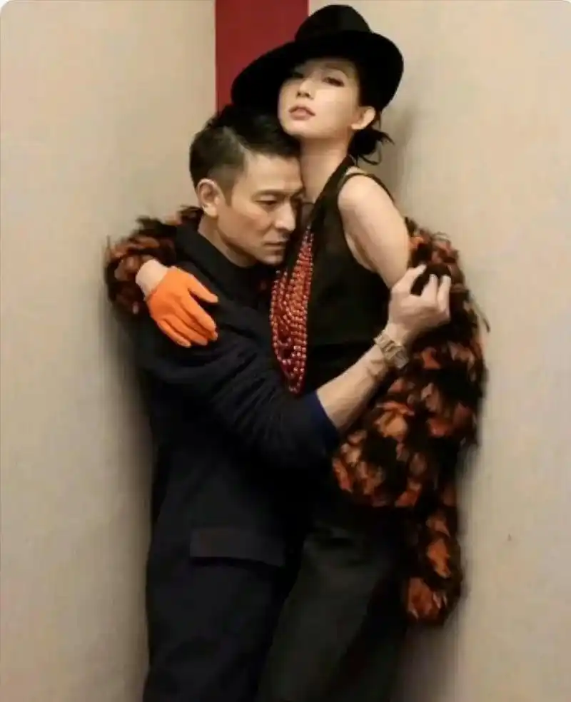 刘德华,抱着的是谁?