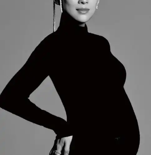 章子怡挺孕肚拍封面大片,产前一周拍摄令人服气,汪峰娶了什么宝