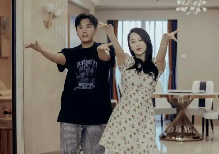 56岁伊能静"表白小作文"刷屏全网,意外揭开秦昊走红的秘密