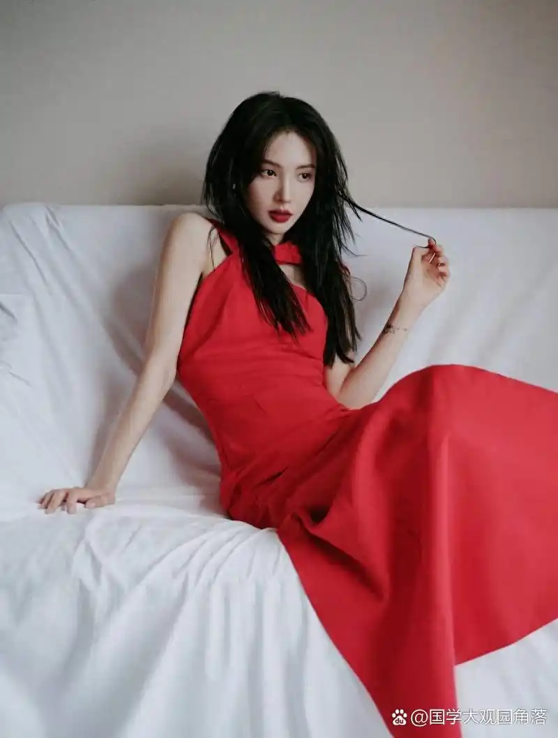 金晨工作室晒美照,穿红色挂脖长裙明媚娇美 金晨凭借出色的演技和对