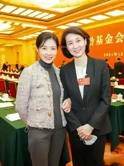 左边是周涛右边这位身高好高气质也超越了高圆圆