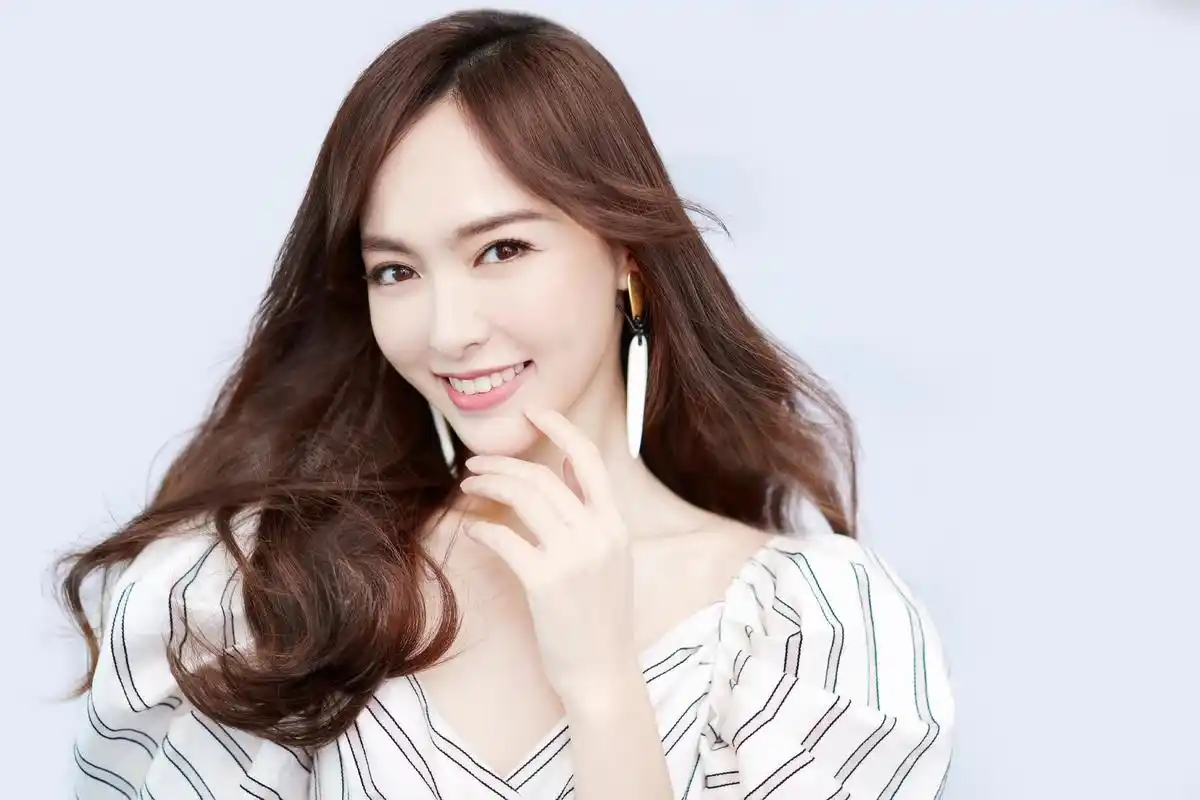 泡泡袖条纹连衣短裙搭配飘逸柔顺秀发,好美好美!