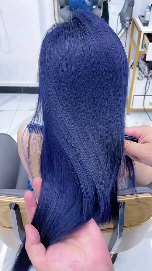 家人们蓝黑色染发教程来啦我的本命色为蓝色主题提供了灵感