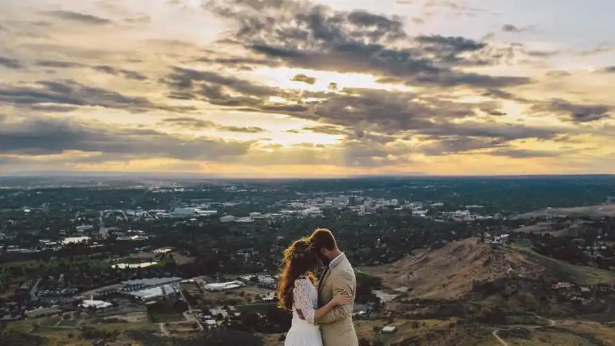 夕阳下的情侣拥抱亲吻,高清图片,电脑桌面-壁纸族