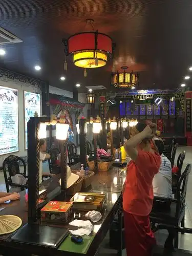 这台演出最具引人入胜的是,观众可以走进化妆间和演员直接零距离接触