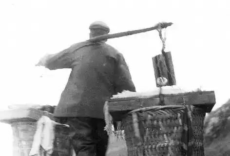 大人们就会克厨房 看哈几菜刀是不是该磨了 ~~甜~~酒~~ 用扁担担起两