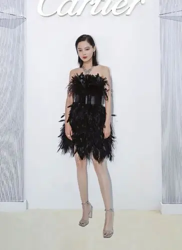 辛芷蕾宣传新电影穿黑色制服配短靴同框蓝盈莹帅气似姐妹花