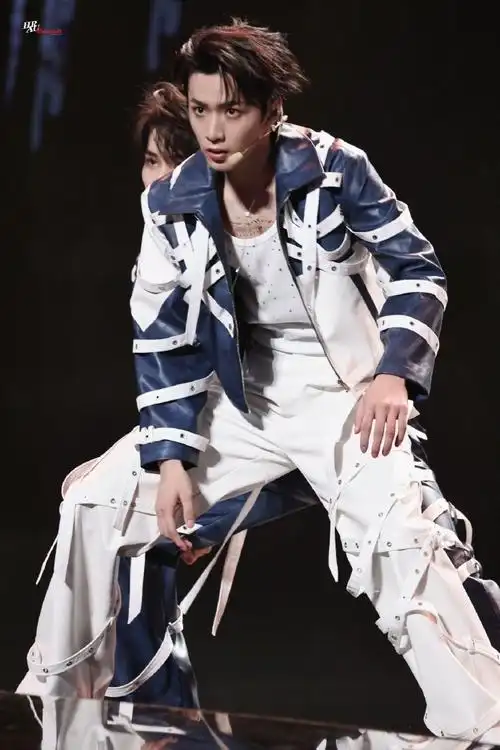 时代少年团今天换妆造了##刘耀文胸前纹身贴