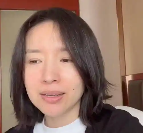 42岁董洁素颜状态曝光面部浮肿一脸疲态网友撞脸潘粤明
