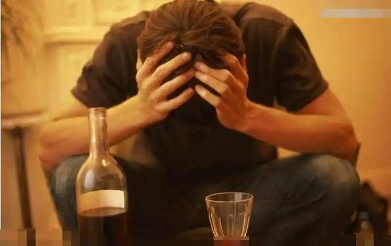 起聊着十分融洽 ,但是没喝上几杯就醉了 ,醉酒之后笑着笑着就哭了起来