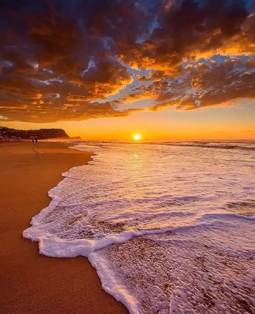 我们手拉手去海边散步看夕阳吧