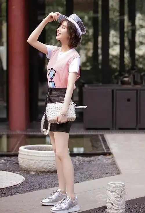 不过刘诗诗脚上穿着的长筒马丁靴也是有些最炫混搭风啊!