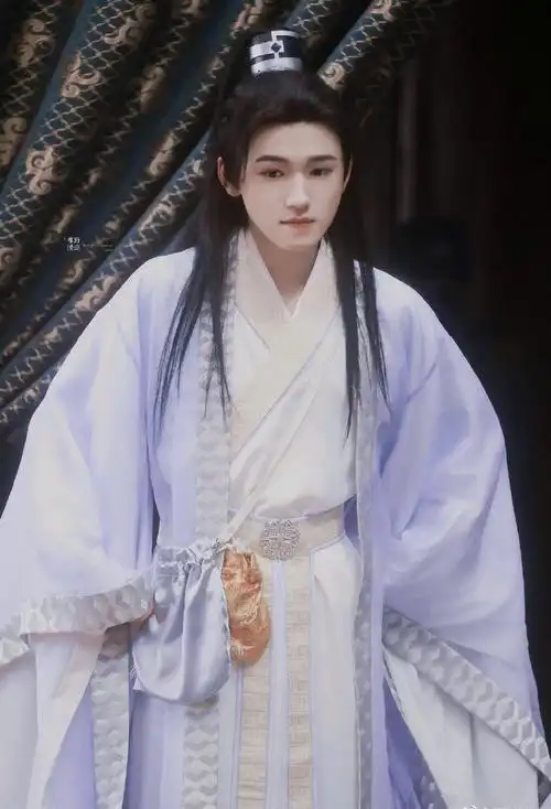 宋亚轩黑白古装造型#宋亚轩古装造型太绝了,183身材比例天生衣甲佑