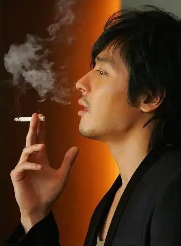 沧桑男人抽烟头像忧郁的微信男生抽烟沧桑头像图片微信头像男沧桑抽烟