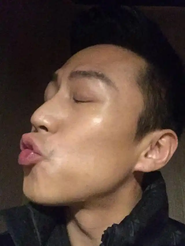 邓超搞怪自拍 撅嘴求吻娘娘准吗?