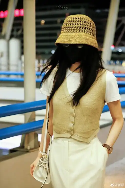 机场即秀场,巧了穿了纯白入镜99好会搭!