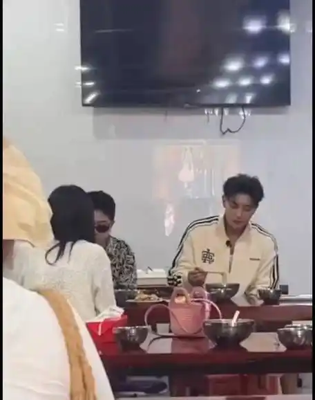 黄子韬徐艺洋吃同一块饼