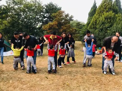 第一名毛绒玩具 第二名泡泡水 第二个游戏:小脚踩大脚! 出发! 哇!