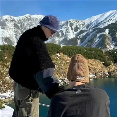 干净的蓝色调风景男头背影酷酷的 精致男生头像成熟男人专用_男生头像