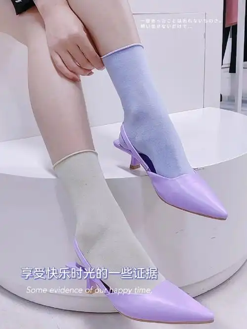 炫酷了75高跟鞋撞上糖果色短袜