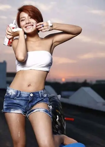 组图:超女冠军江映蓉时尚蜕变 香肩玉背亮相时尚杂志