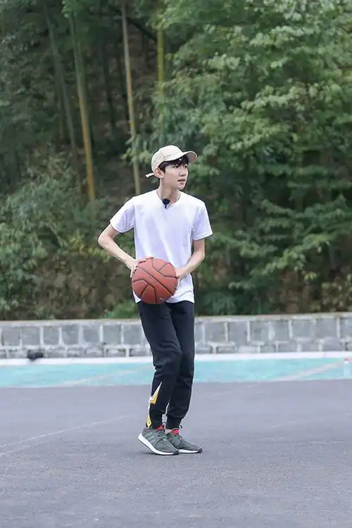 王源青春旅社打篮球最新帅气图片99