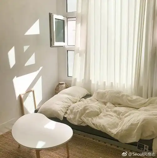 清晨在卧室迎接每天的第一缕阳光