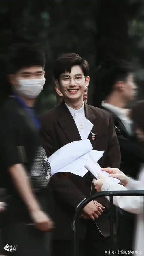 胡先煦穿着西装,带着眼镜,看起来特别绅士.