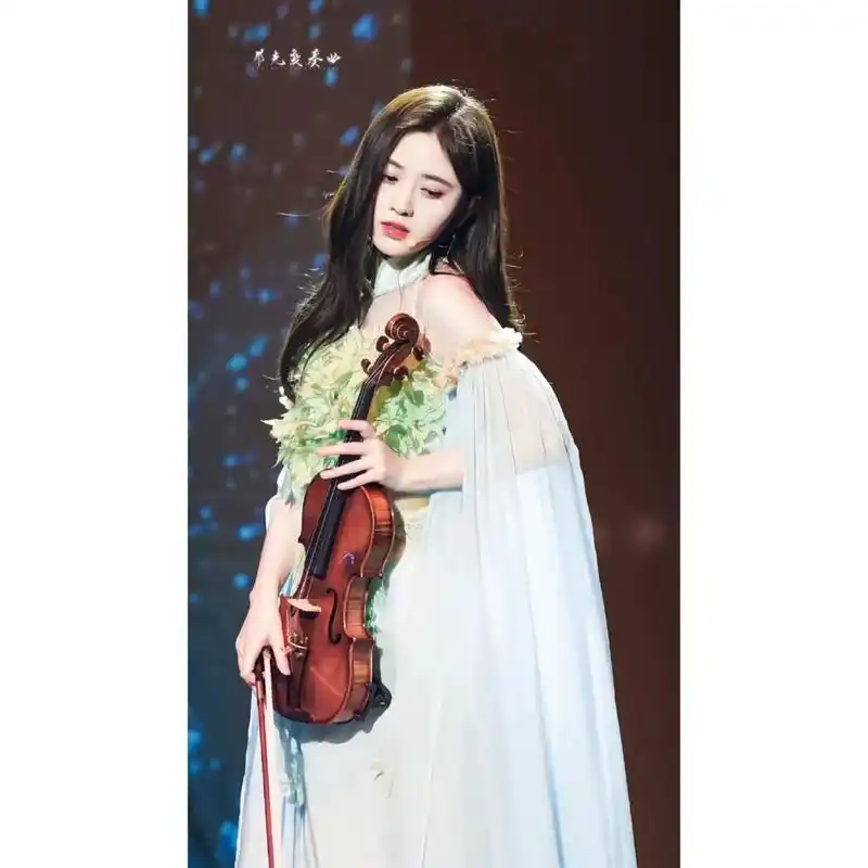拉小提琴的鞠婧祎