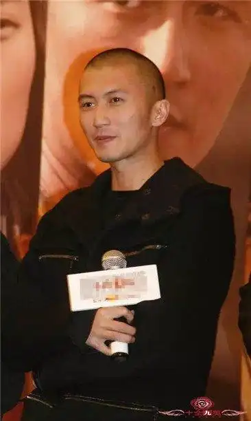 谢霆锋寸头发型,谢霆锋发型扎头发,谢霆锋短发寸头_文秘苑图库