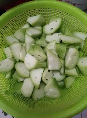 2.丝瓜切滚刀块