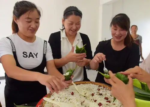 湖北省宣恩县晓关侗族乡下坝易地扶贫搬迁安置点的搬迁户在包粽子