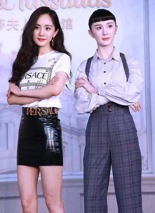 杨幂与自己的蜡像同框看着差距有点大但气质却依旧很高级